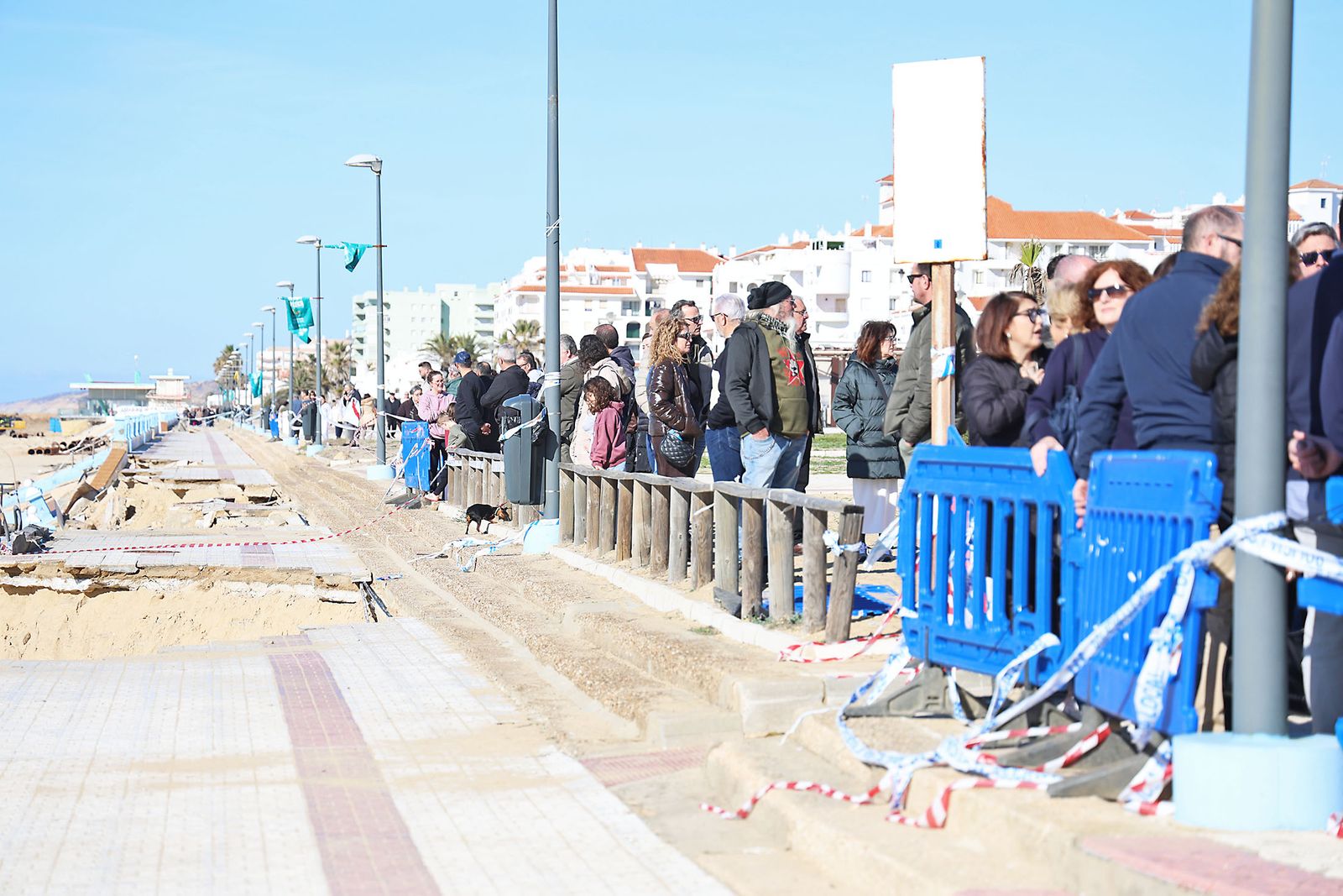 Fotografías de la concentración de los vecinos de Matalascañas tras los destrozos del paseo marítimo