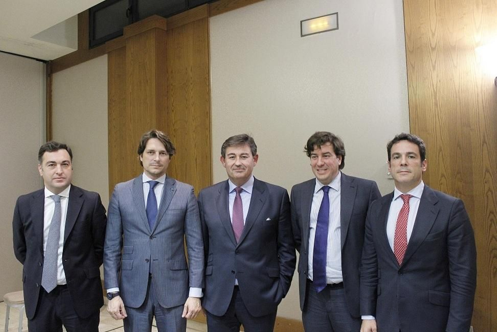 Javier Fernández Calvo, en el centro, junto a los que serían sus consejeros en el Córdoba CF.