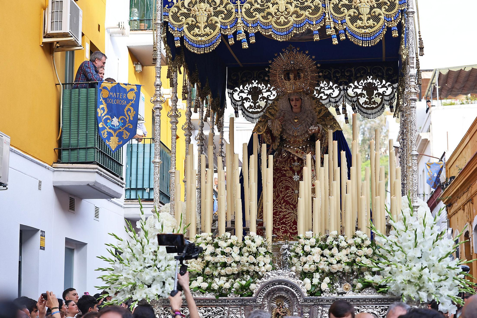 Imágenes de la VIrgen de Los Dolores por su barrio de las Colonias