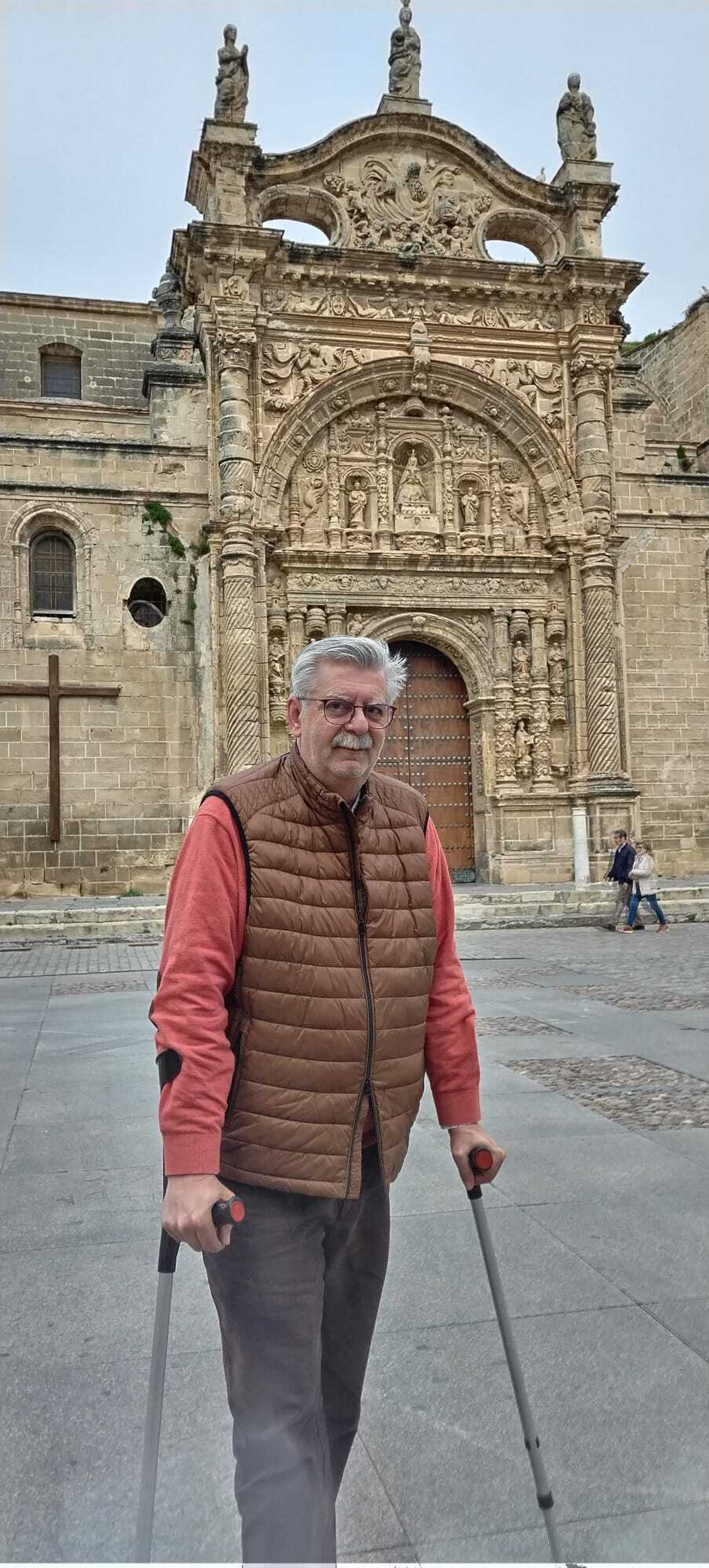 Otra imagen del pregonero, a las puertas de la Basílica.
