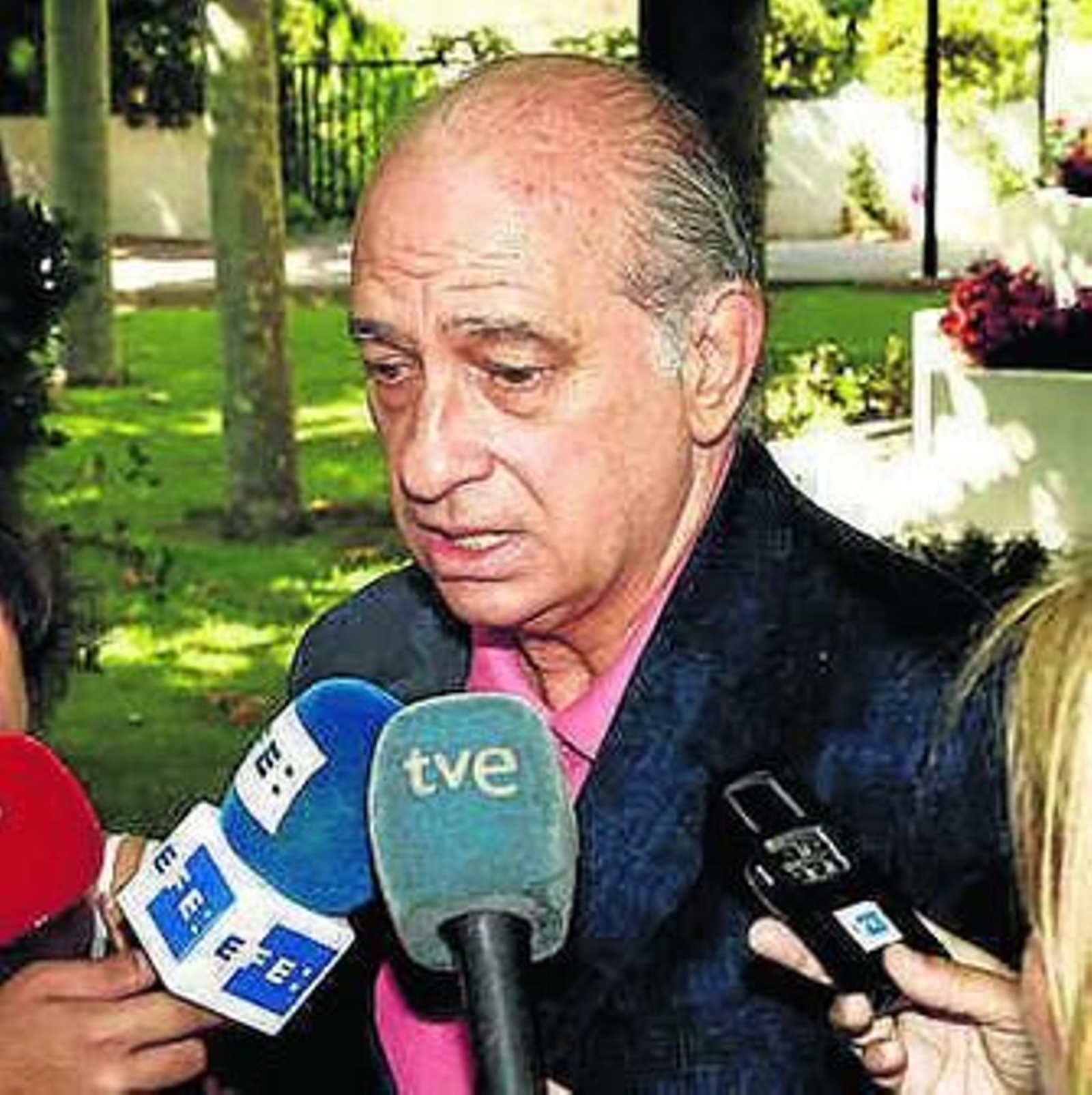 Un avión que llega a Gibraltar sobrevuela dos buques que hacen 'bunkering'.