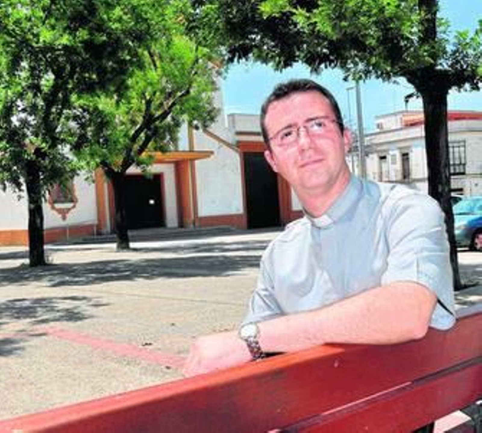 El párroco de Santa Ana, fotografiado ante la fachada de la iglesia.