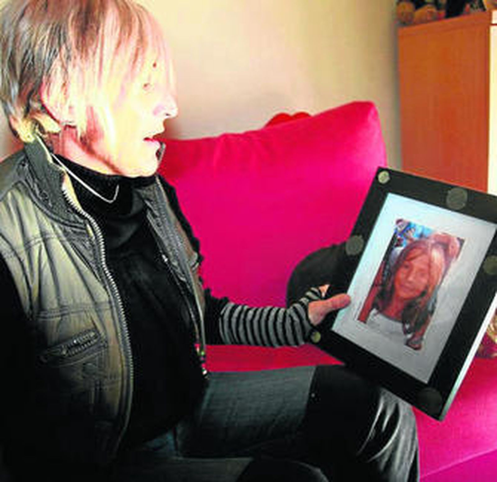 Elena Masera contempla una fotografía de su hija Chantal.