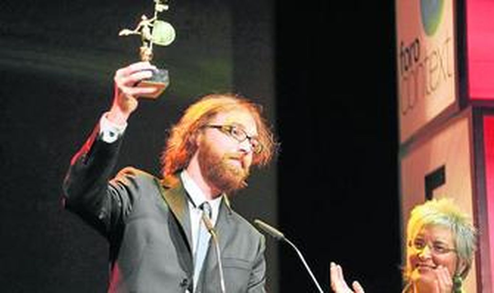 El cineasta algecireño Raúl Santos durante la recogida del Giraldillo de Oro en el Festival de Cine Europeo de Sevilla, anoche en el teatro Lope de Vega.