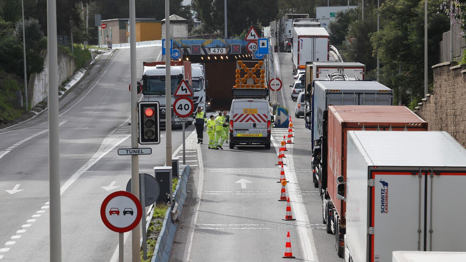 El túnel del Acceso Norte cerrado al tráfico el pasado 10 de marzo por un desprendimiento.