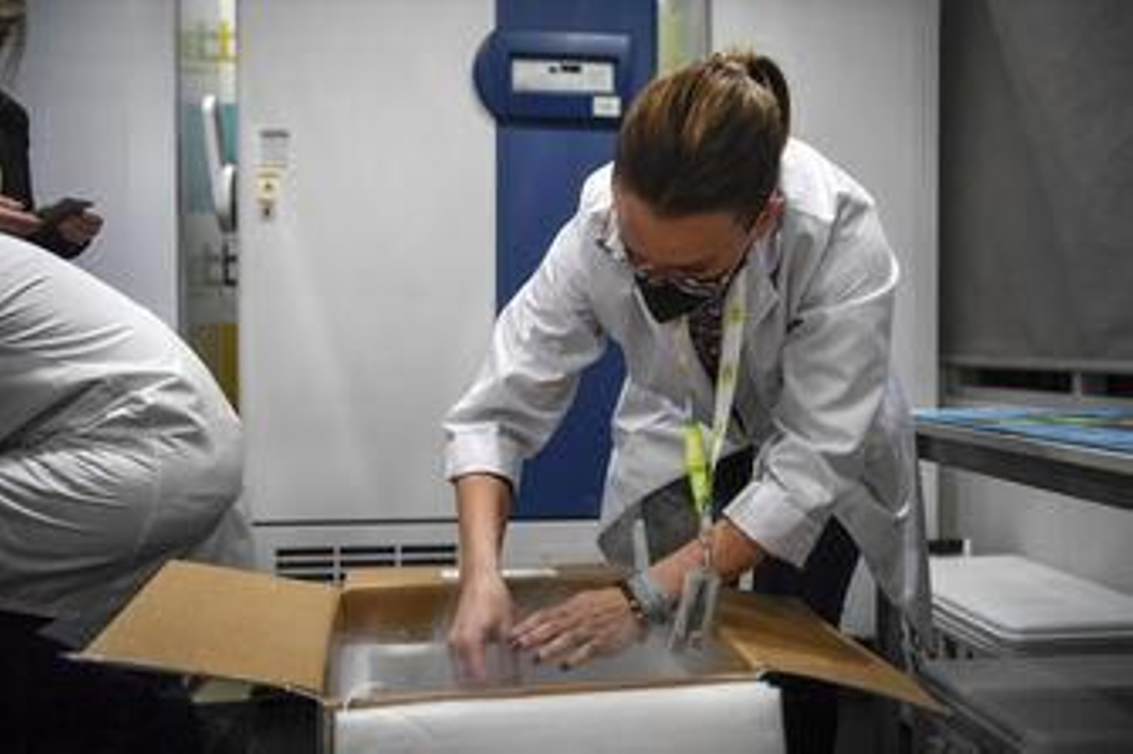 Fotos: Así ha sido la llegada de la mayor partida de vacunas a Granada  de Pfizer, AstraZeneca y Moderna