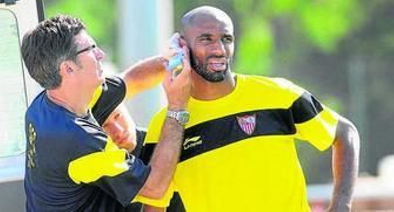 Nicolás Terrados extrae sangre de una oreja a Kanoute.