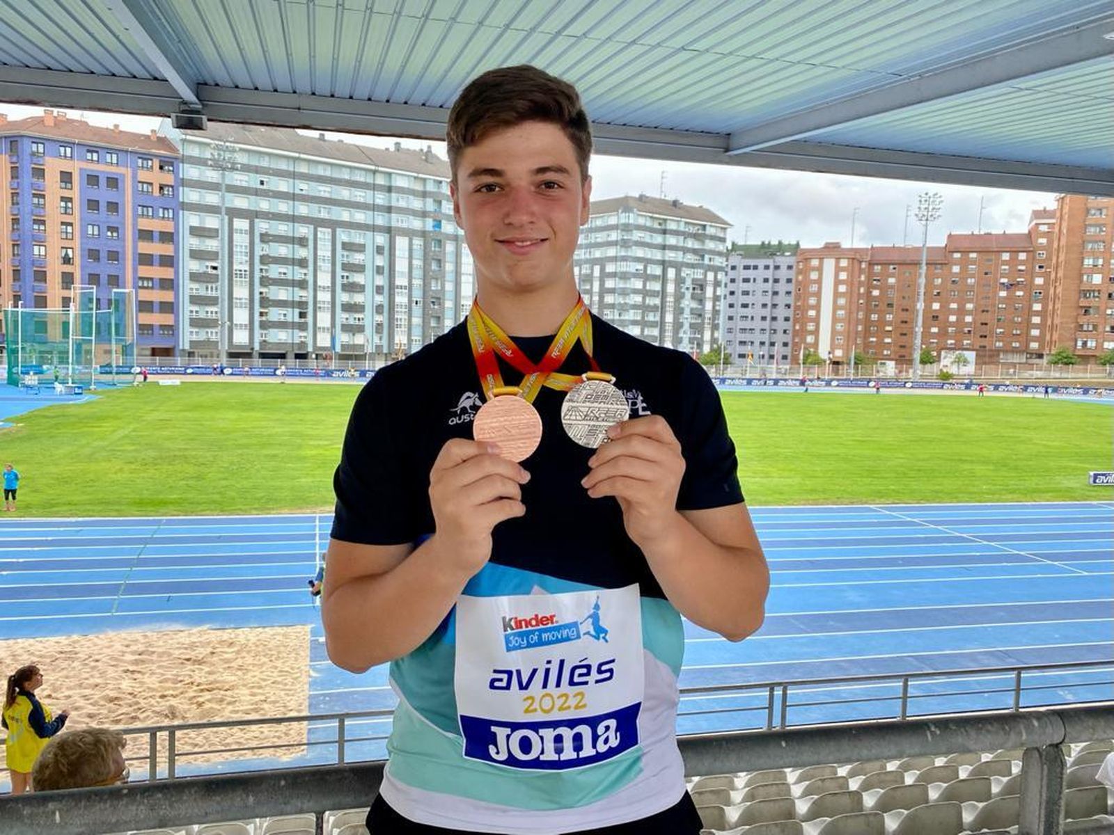 Rodrigo García, con el bronce y la plata obtenidos en tierras asturianas.