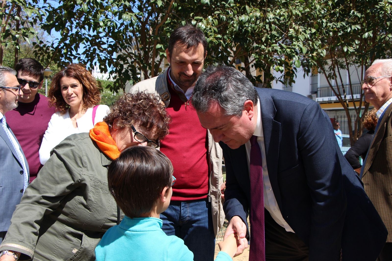 Juan Espadas saluda a un niño durante su visita a la barriada Las Avenidas del Distrito Macarena