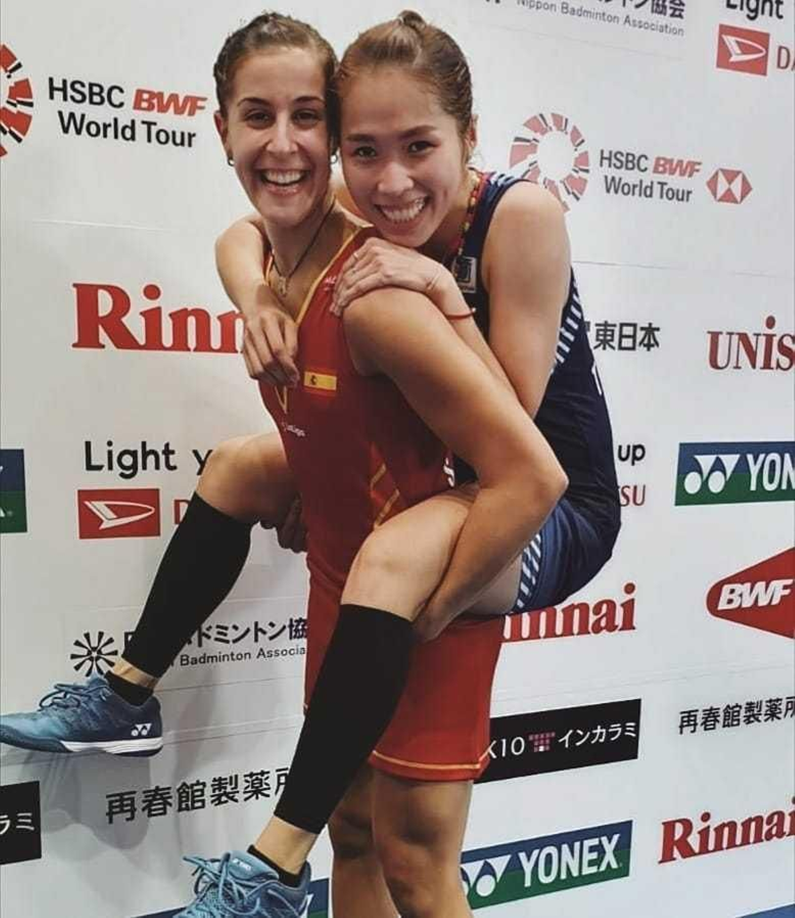 Carolina Marín carga con su rival ayer, Intanon, a la que le une una gran amistad.