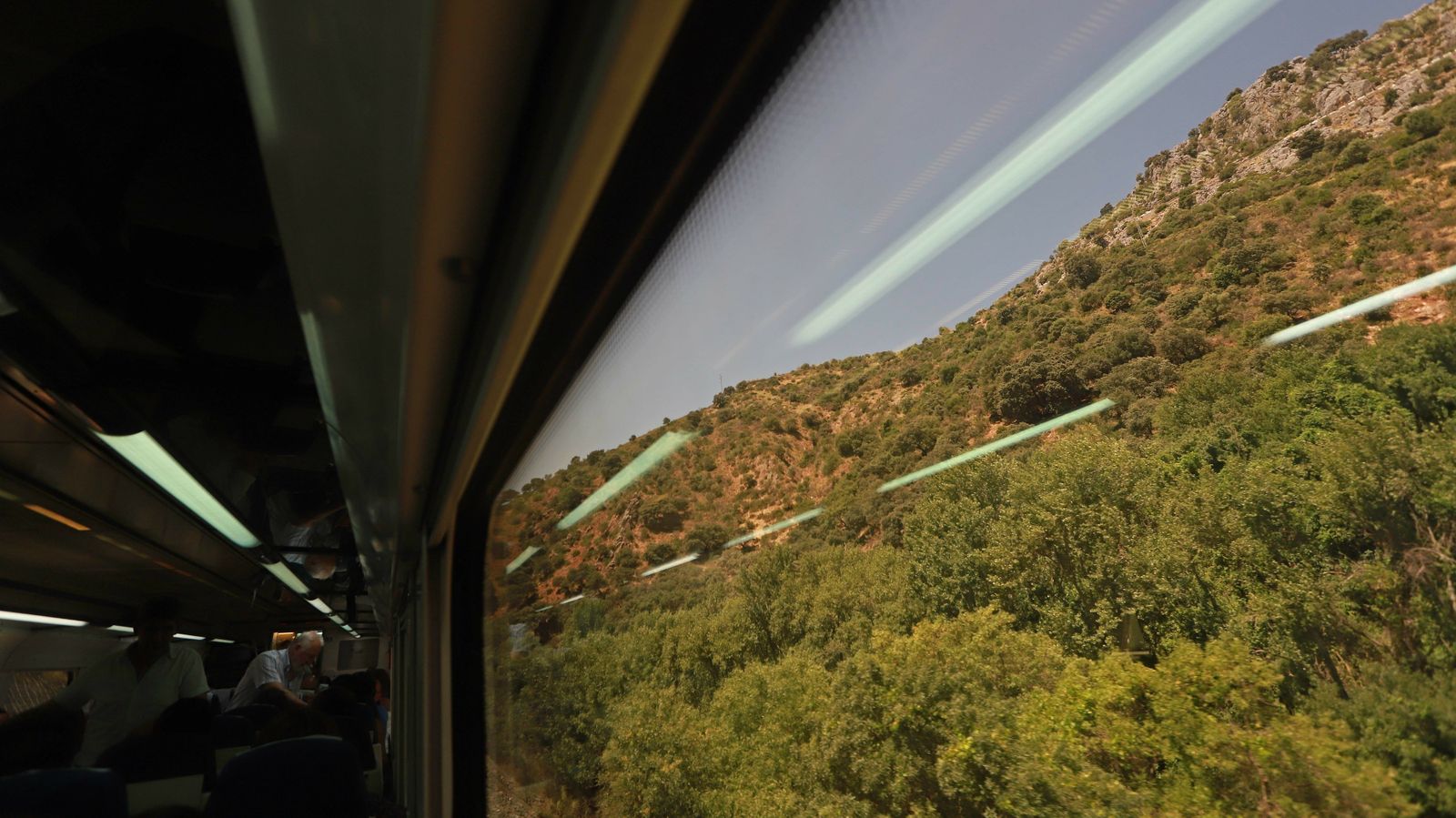Las mejores fotos del viaje reivindicativo de los alcaldes a Ronda en tren