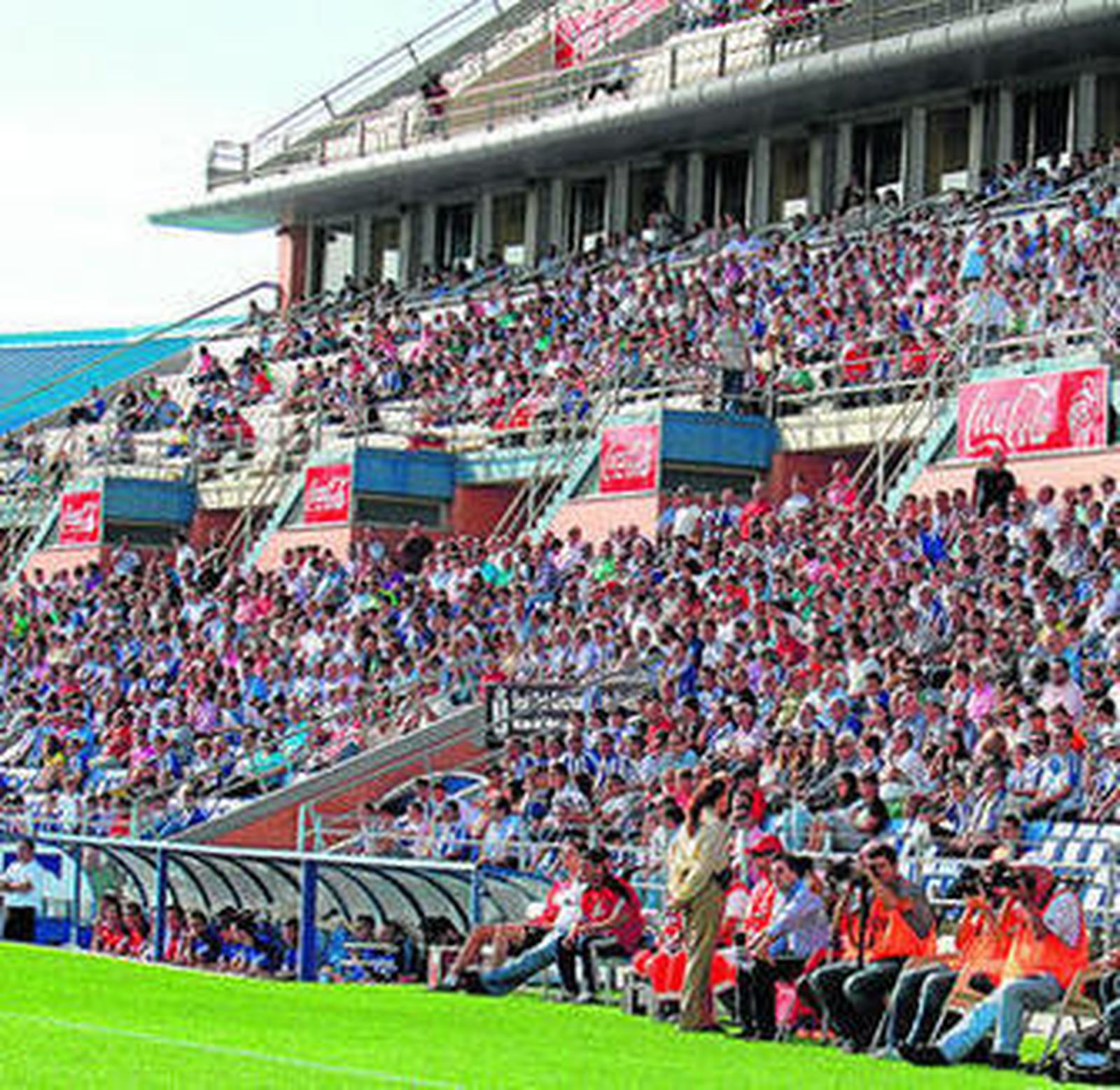 Aspecto de la tribuna del Nuevo Colombino en un partido de esta campaña.
