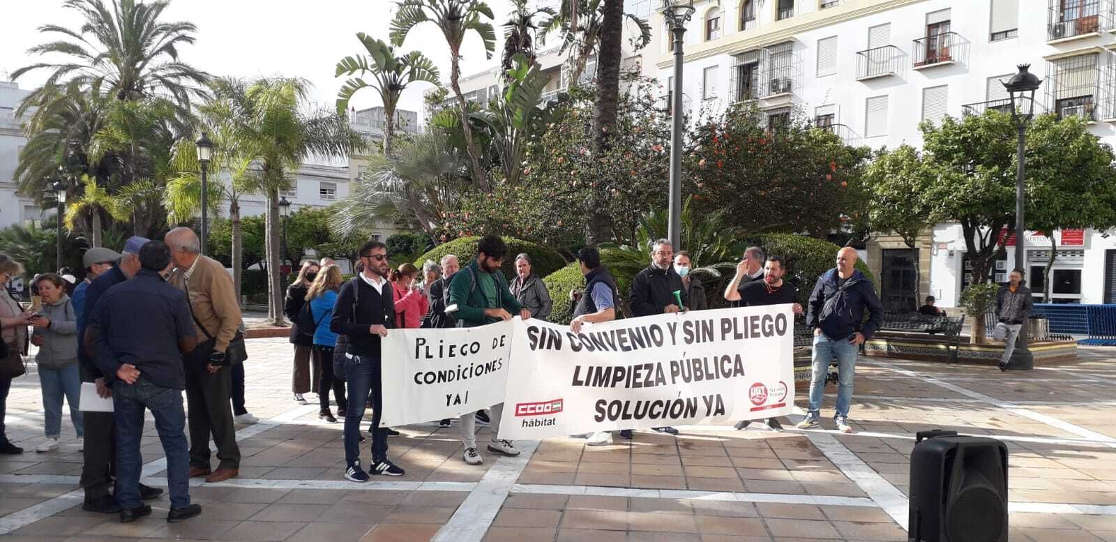 Una imagen de la protesta de trabajadores de FCC  ante el Ayuntamiento portuense.