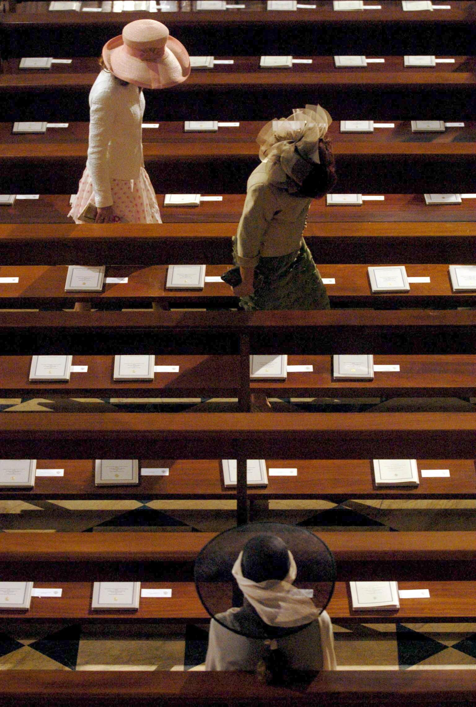 El apartado de  Invitados. Distintas invitadas miran su lugar en la catedral