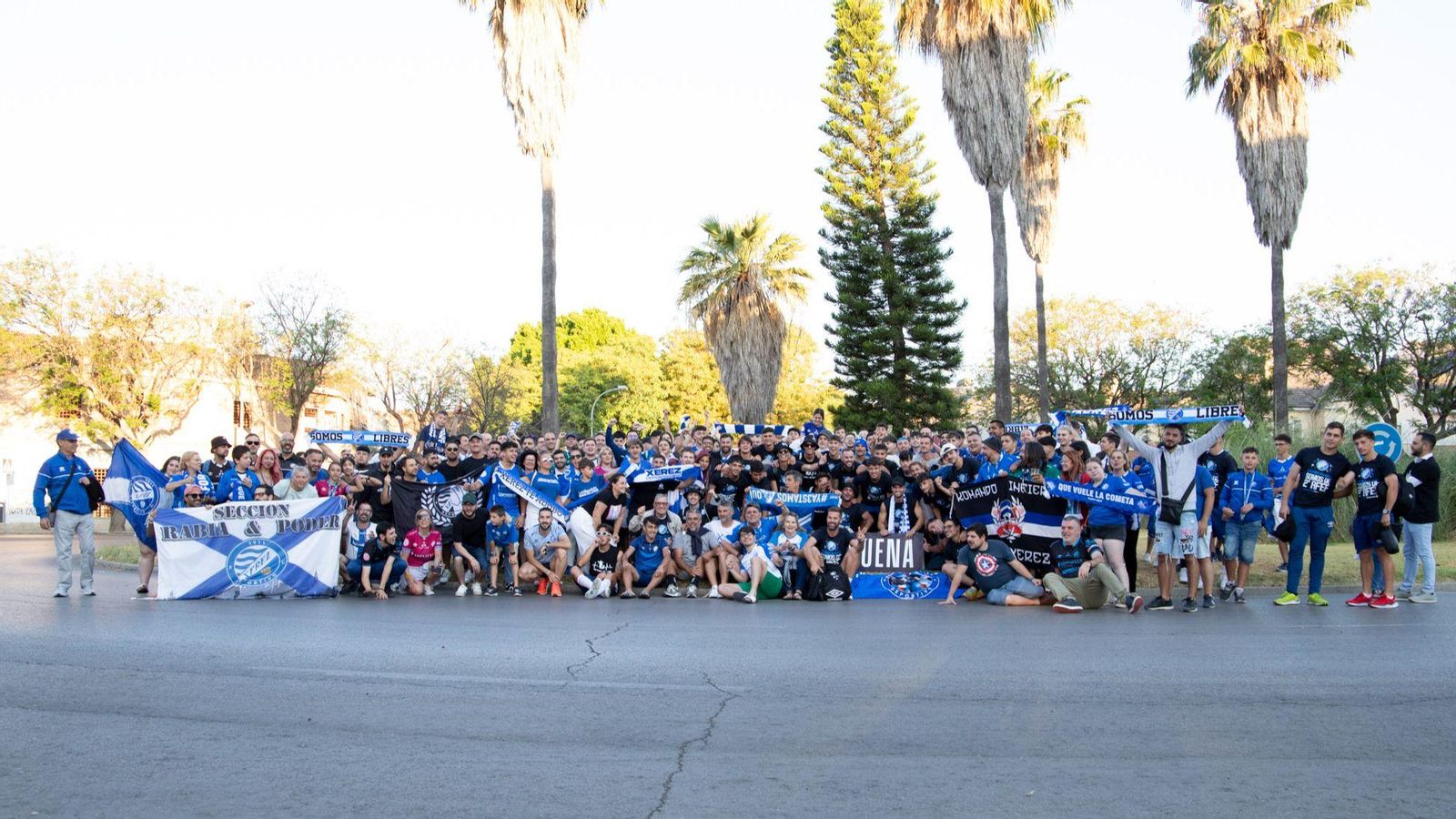 La plantilla, junto a los aficionados tras regresar de Alicante con el ascenso en el bolsillo.