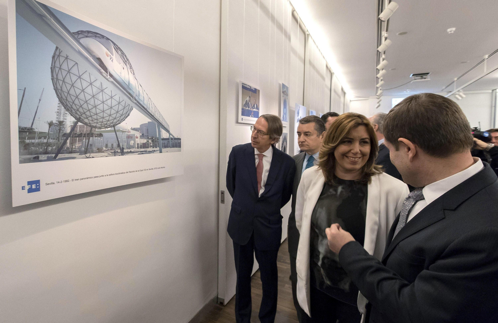 Susana Díaz, ayer durante el recorrido por la exposición que conmemora los cincuenta años de presencia de la agencia Efe en Andalucía.