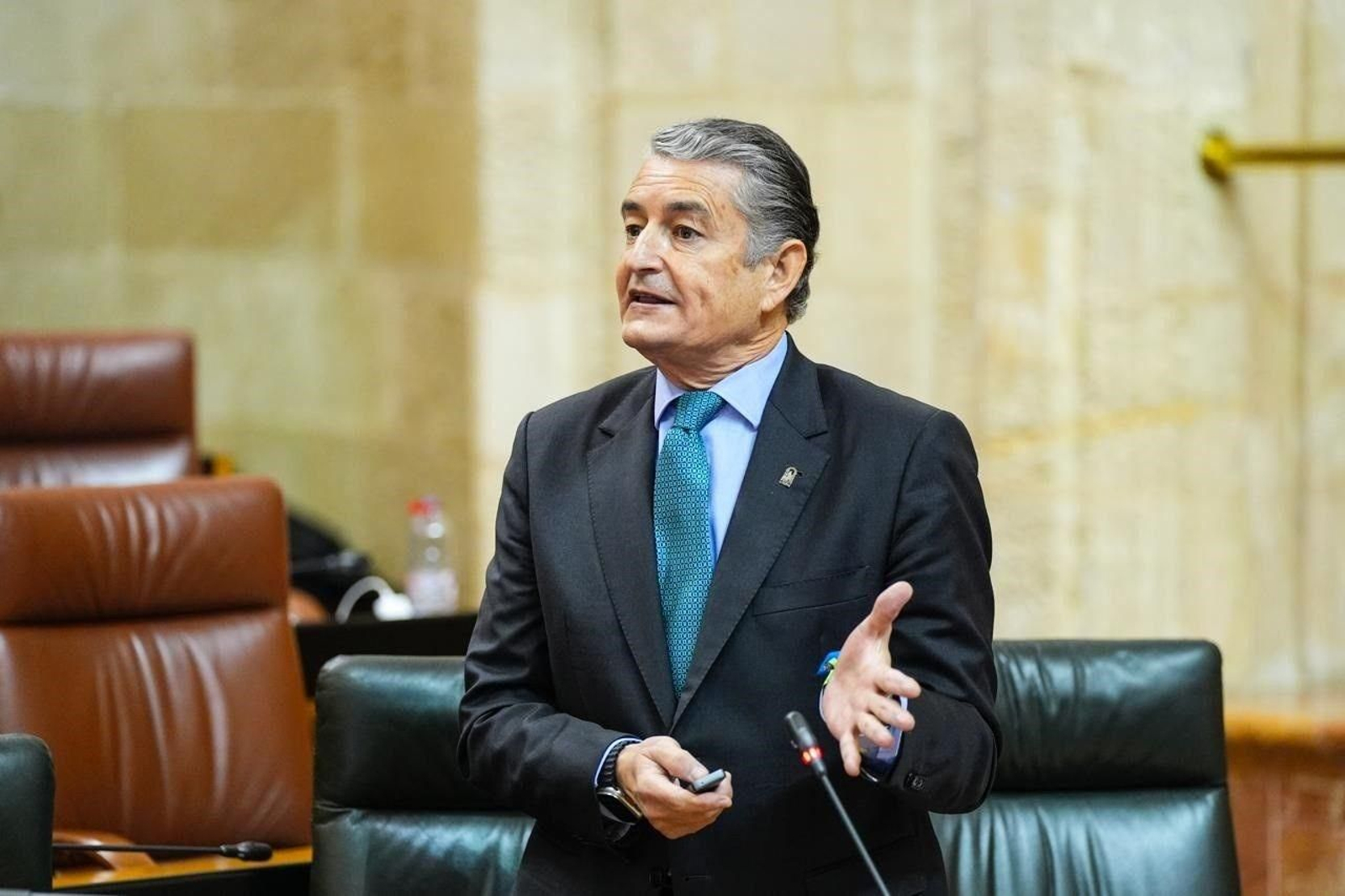 El consejero de Sanidad, Antonio Sanz, en el pleno del Parlamento. El consejero de Sanidad, Antonio Sanz, en el pleno del Parlamento.