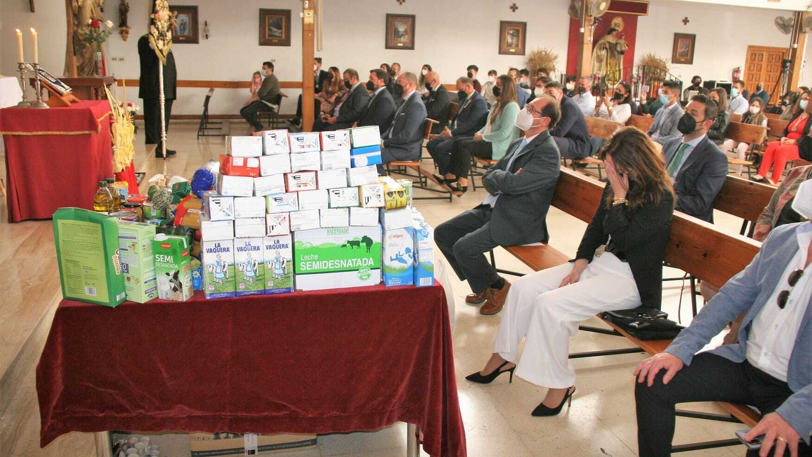 La ofrenda de alimentos sustituyó en esta ocasión a la ofrenda floral.