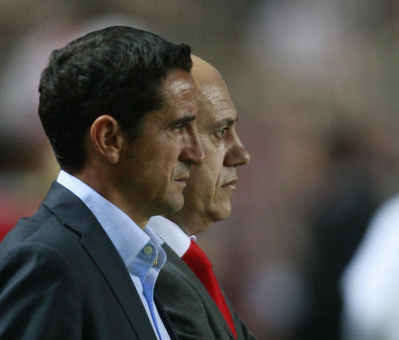 Jiménez y Del Nido, serios en la banda antes del Sevilla-Xerez.

Foto: Antonio Pizarro