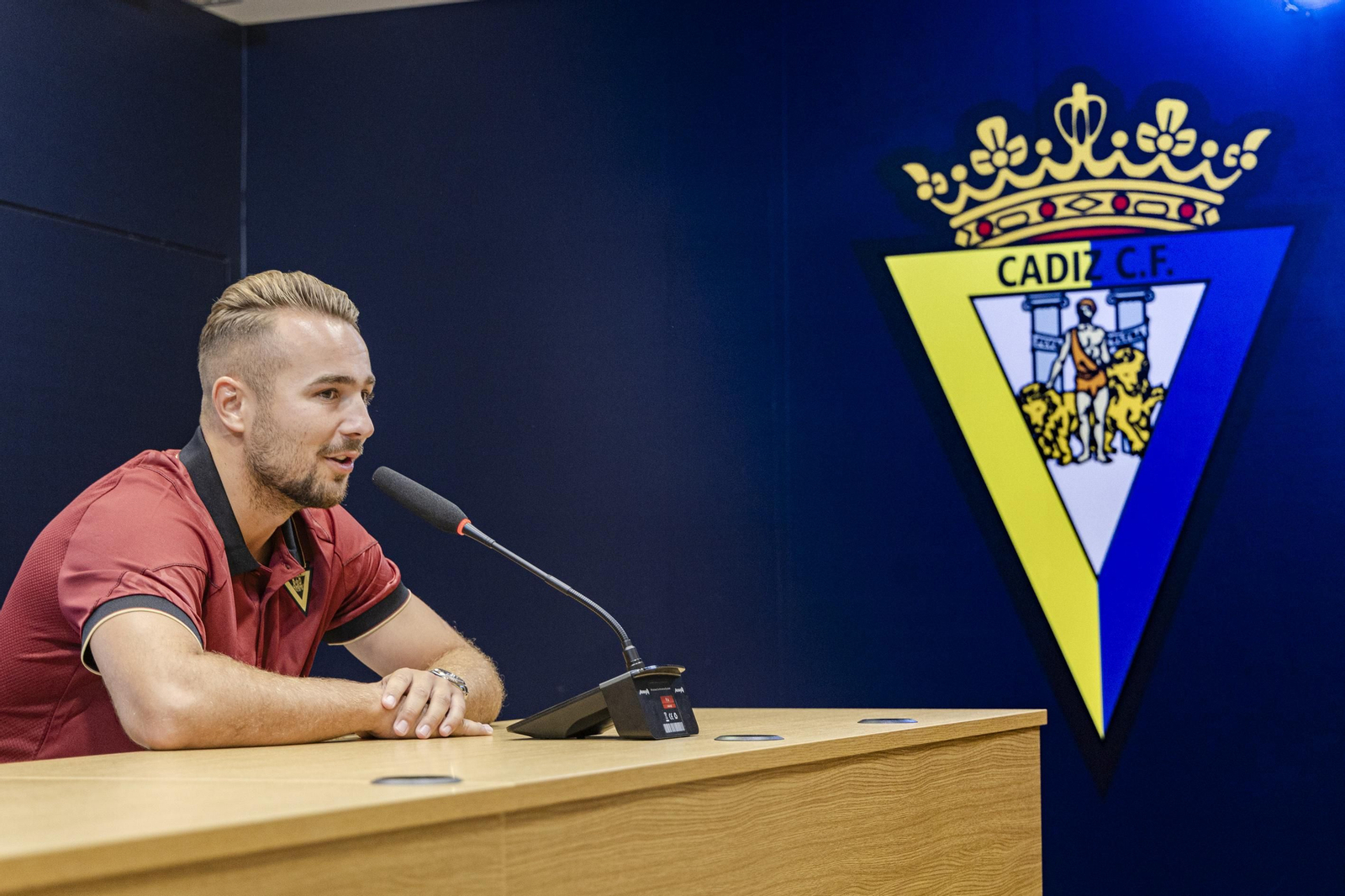 Las inusuales imágenes de la presentación de Ontiveros como nuevo jugador del Cádiz CF
