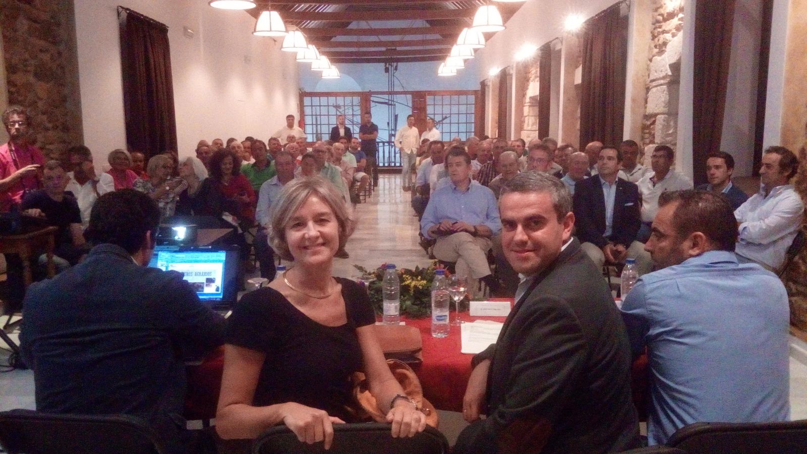 El alcalde de Vejer y la vicesecretaria de acción social del PP antes de comenzar la conferencia sobre agricultura.