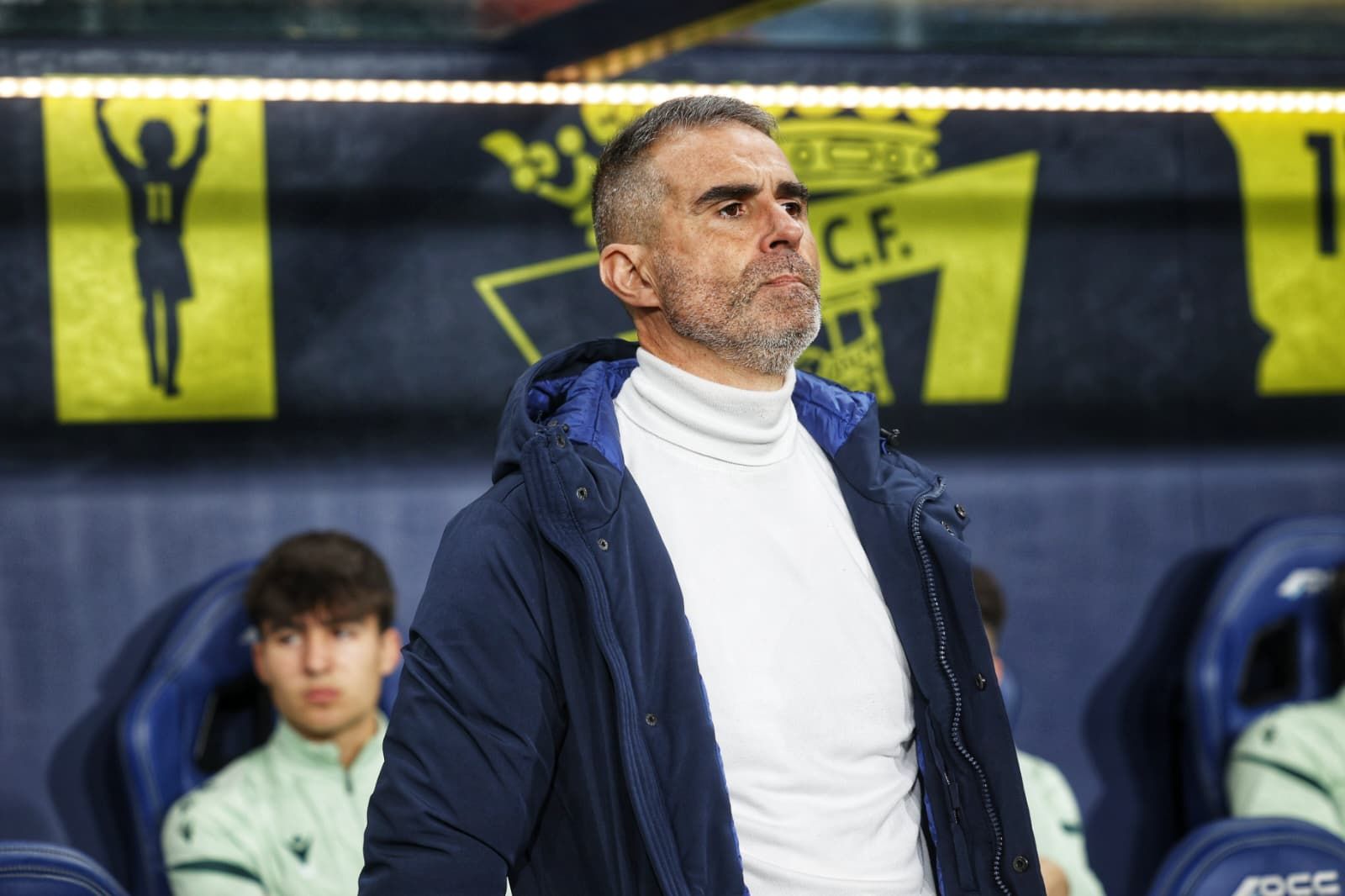 Gaizka Garitano, delante de su banquillo.