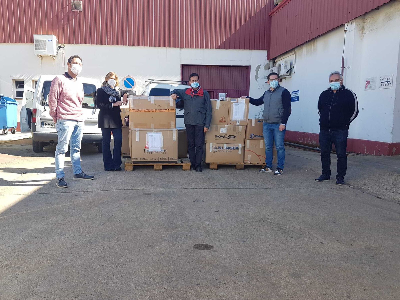 Responsables de los centros educativos durante la recepción del material.