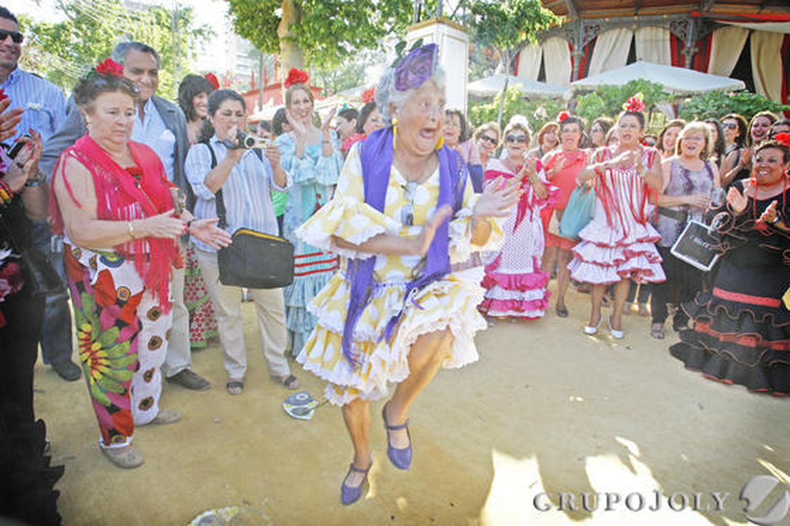 Uno de los habituales corros de mujeres, que ayer se prodigaron menos por el molesto viento.

Foto: Pascual