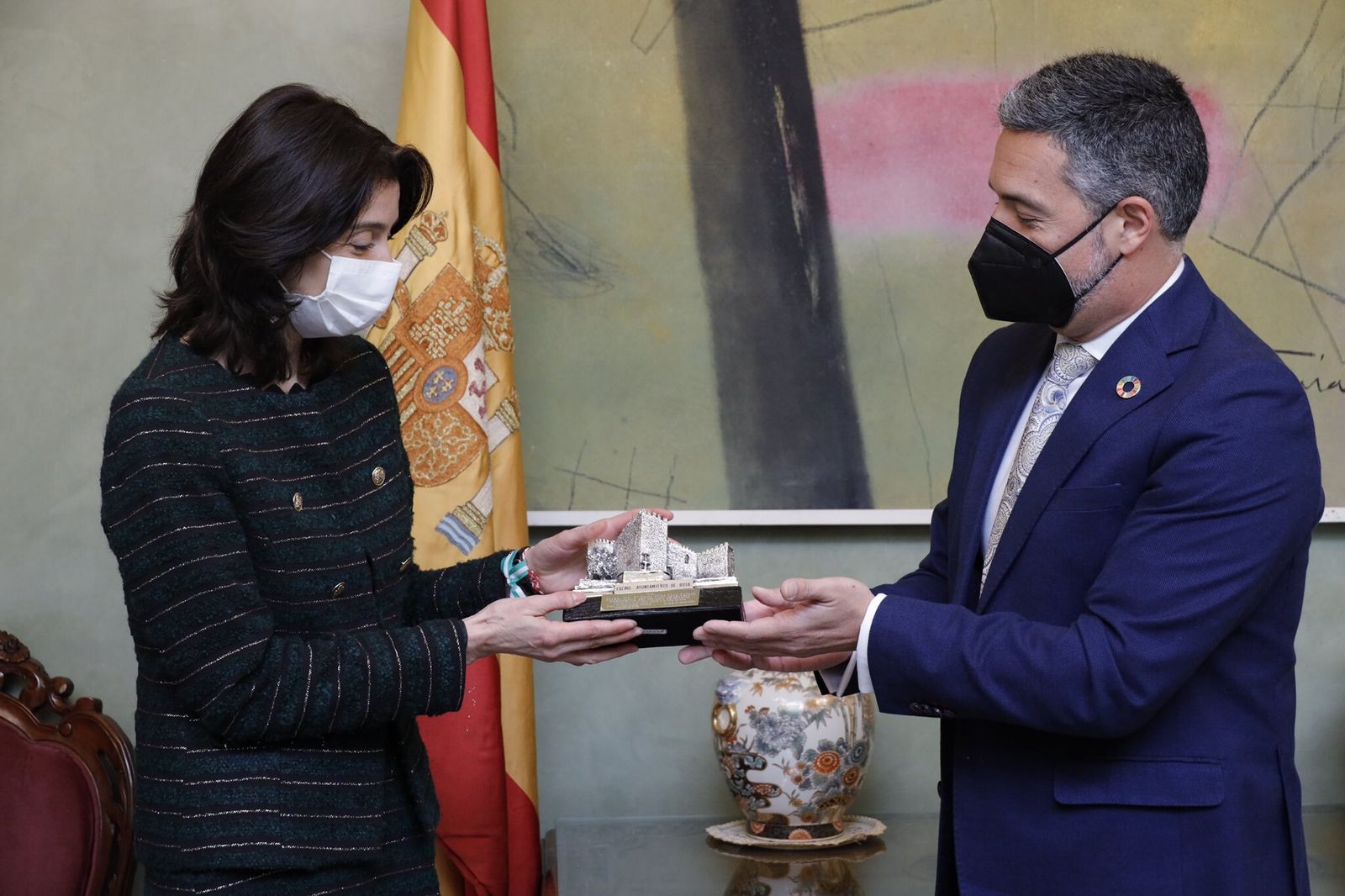 La presidenta del Senado con el alcalde de Rota.