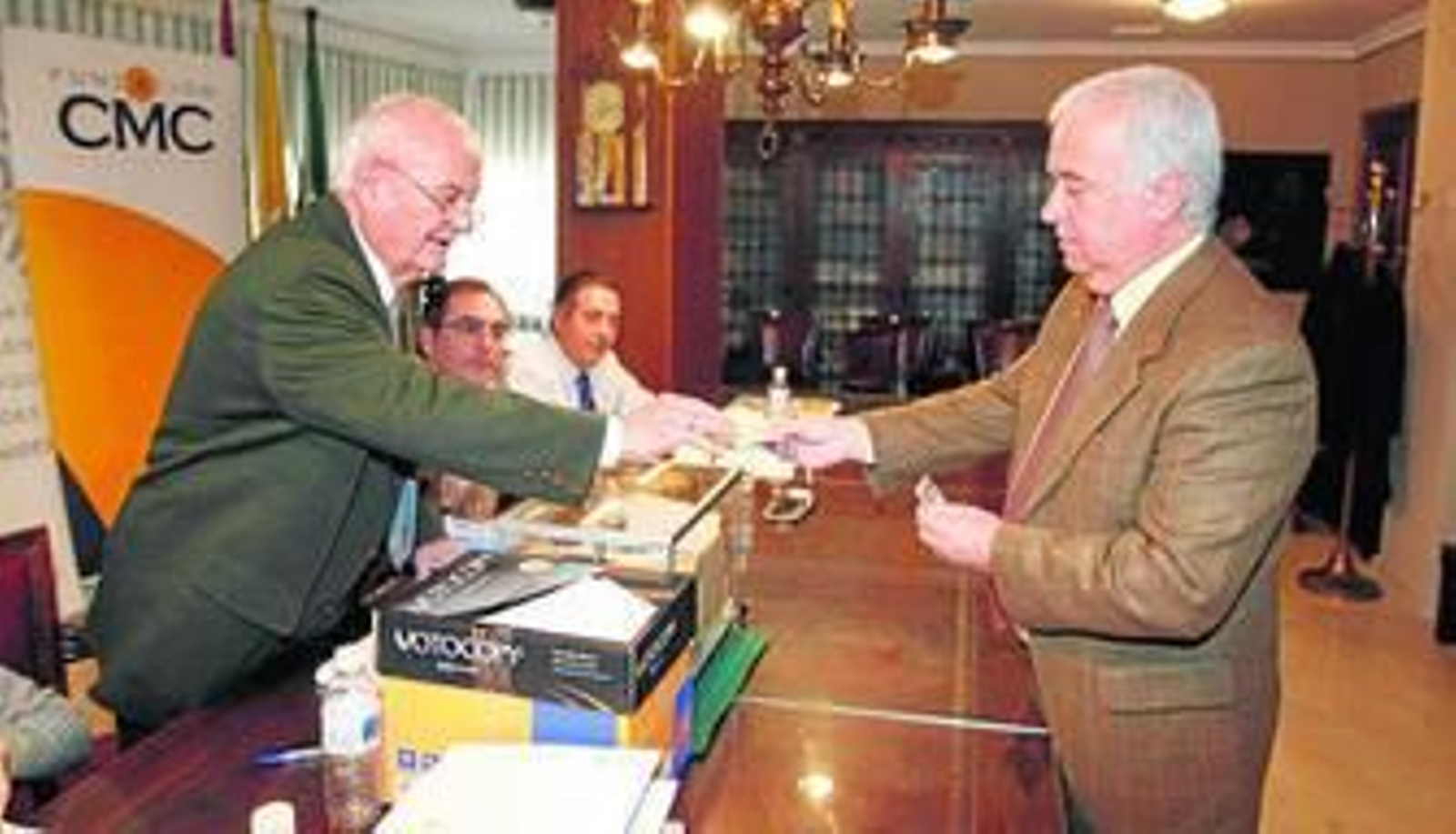 Cesáreo García, vencedor en las elecciones a la presidencia del Colegio de Médicos de Córdoba, deposita su voto.
