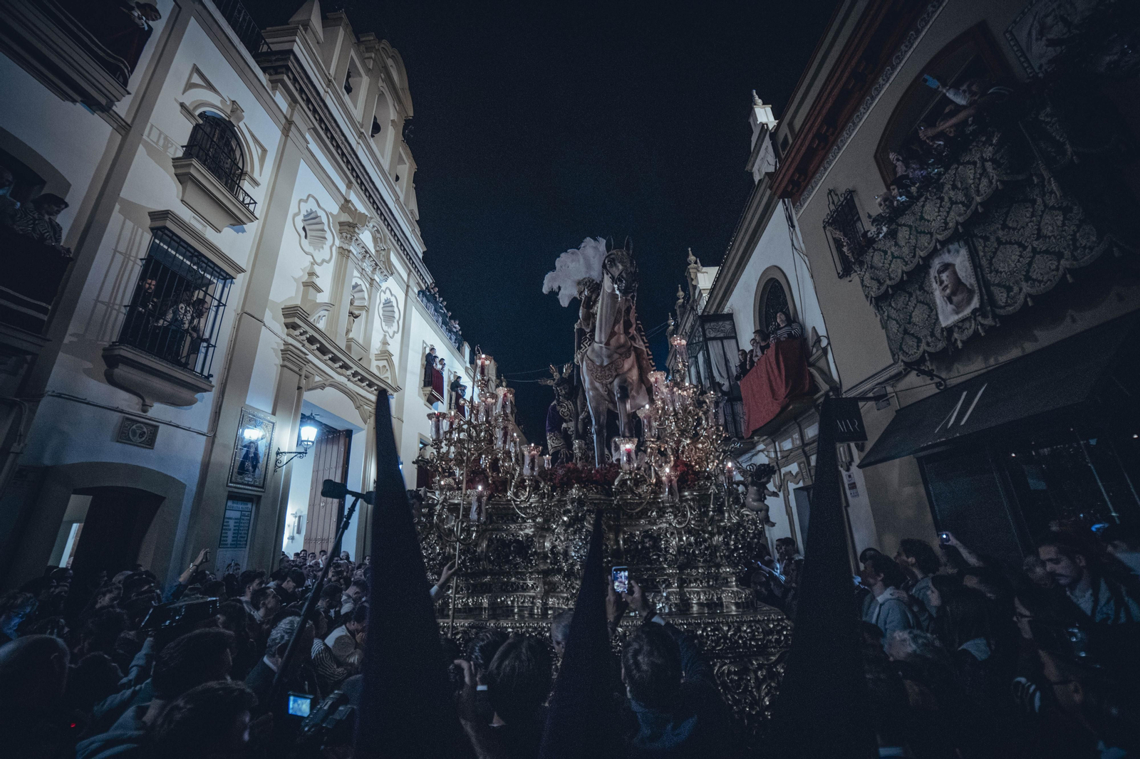 Las imágenes de la salida de la hermandad de la Esperanza de Triana