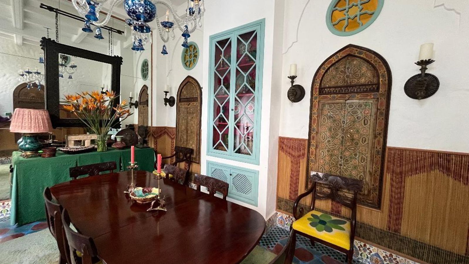 Alacenas con puertas pintadas del siglo XVIII de Fez decoran las paredes del comedor.