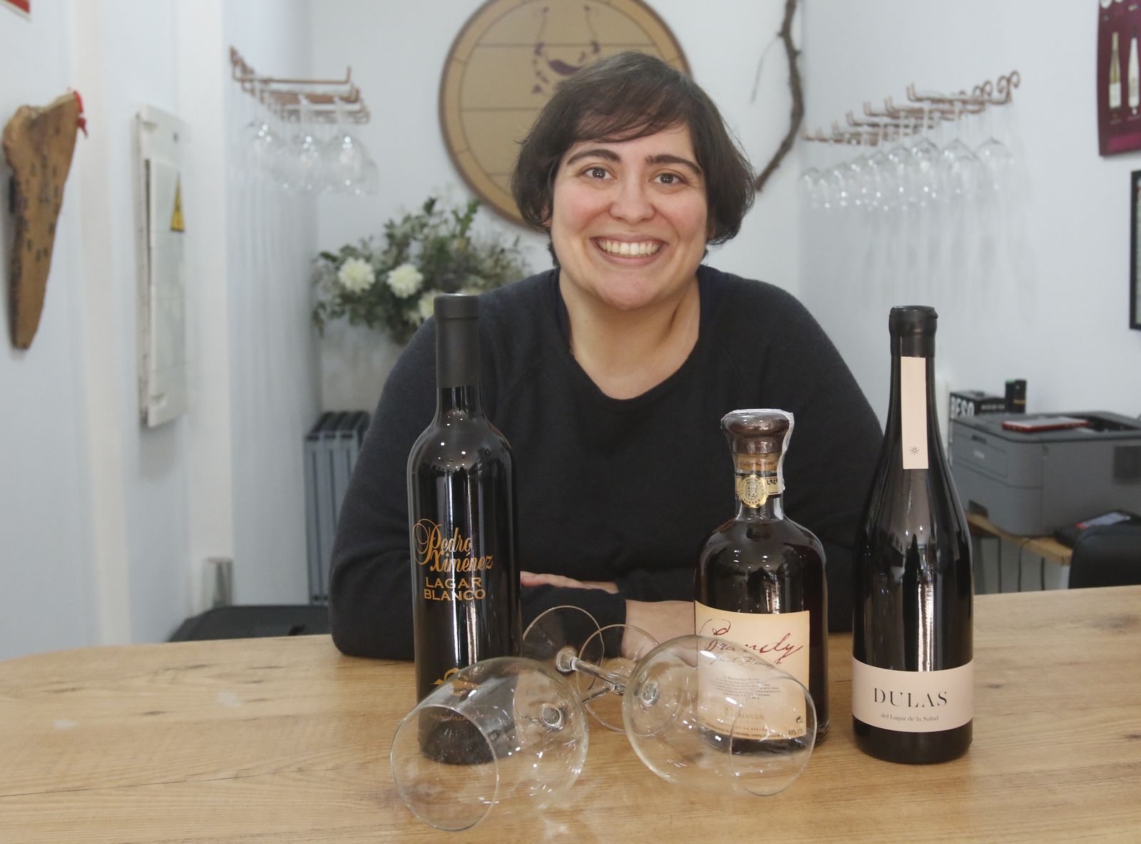 Carmen Requena posa con las bebidas que recomienda para el brindis de Nochevieja.
