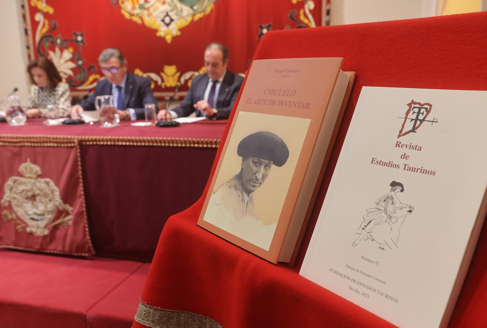 El libro sobre Chicuelo y el último número de la Revista de Estudios Taurinos.