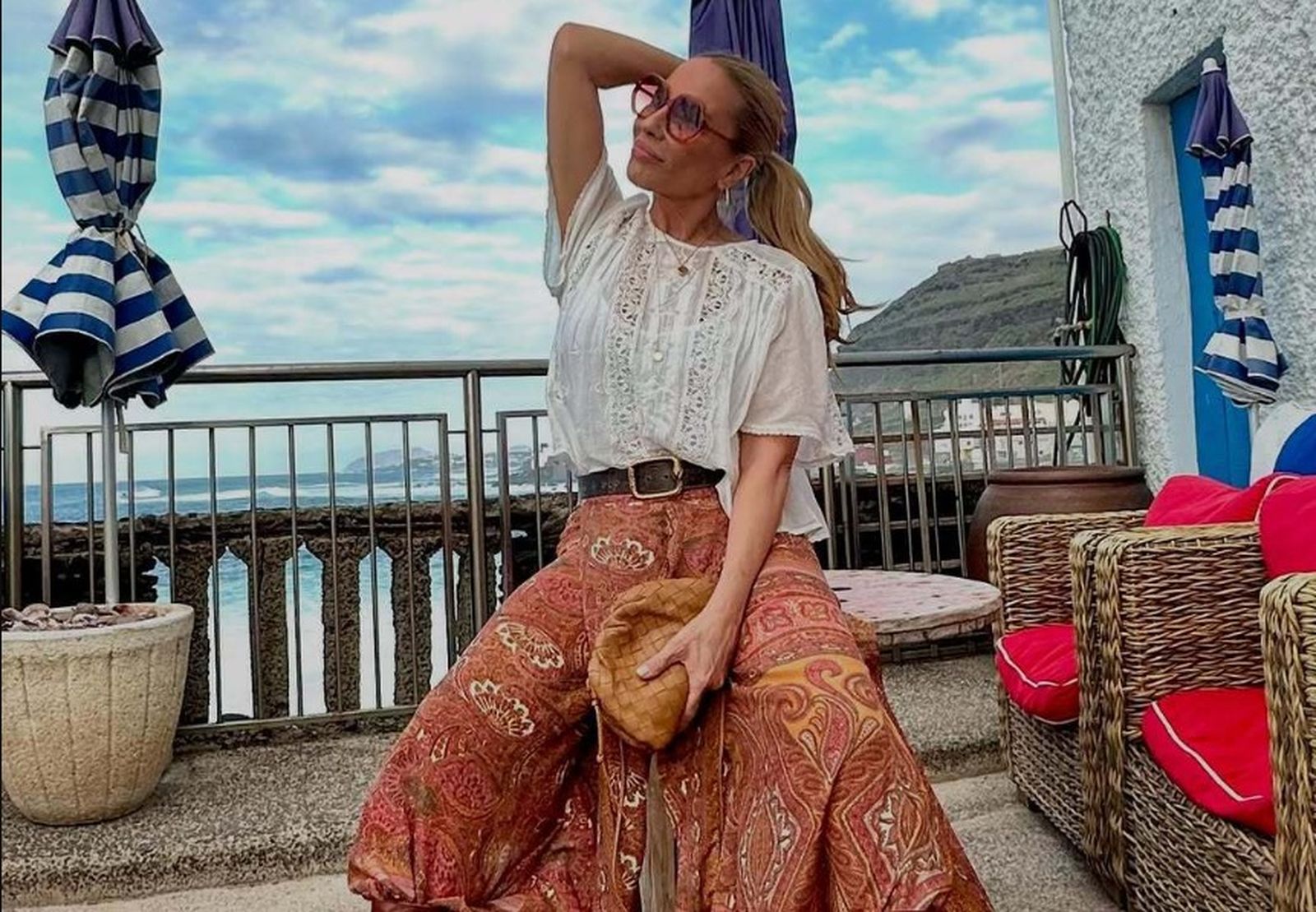 Con blusas, camisetas y jerséis finitos, las faldas boho se convierten en el uniforme oficial de la primavera.