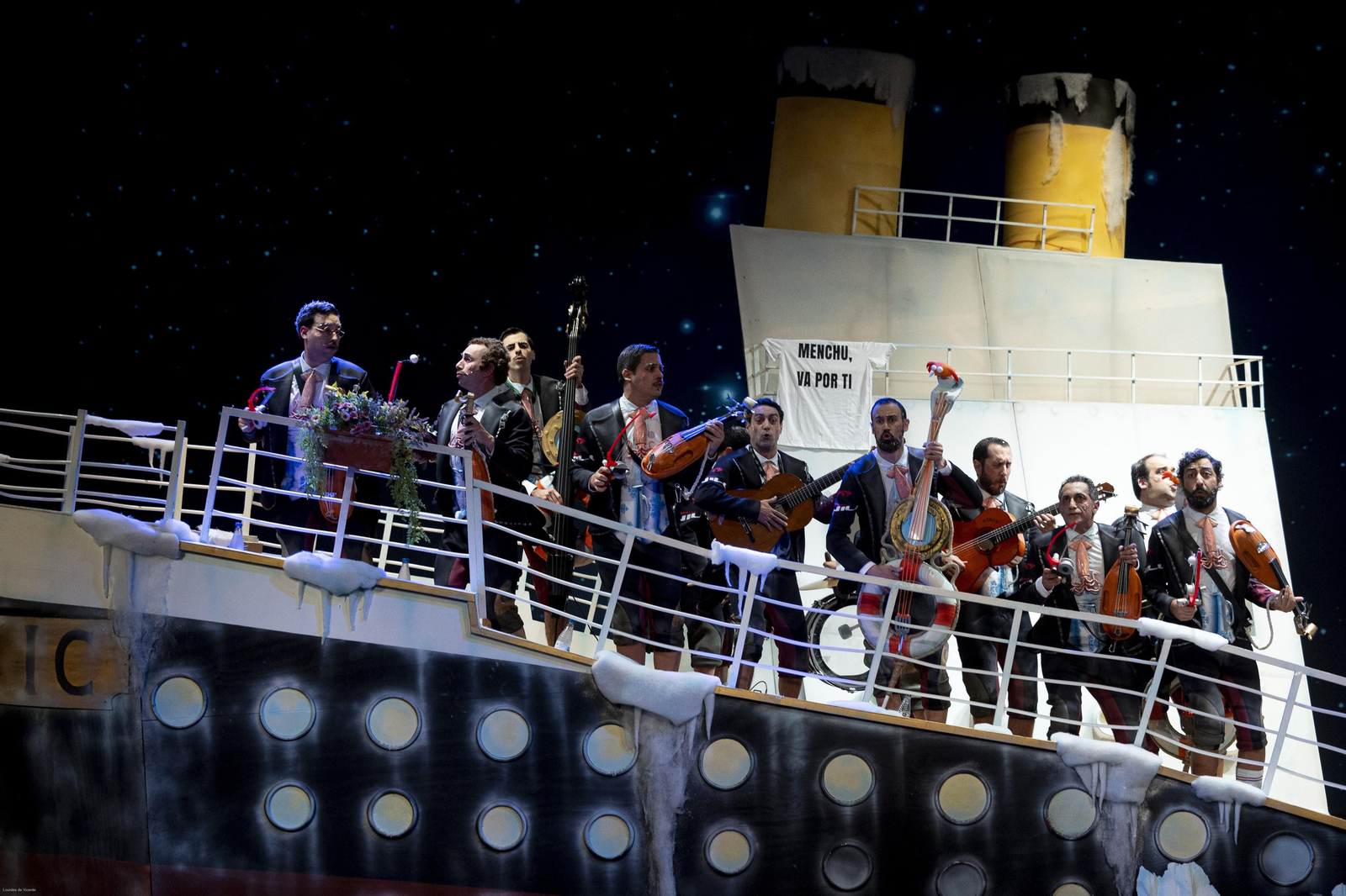 La chirigota La última y nos vamos, con el Bizcocho en medio a la guitarra.