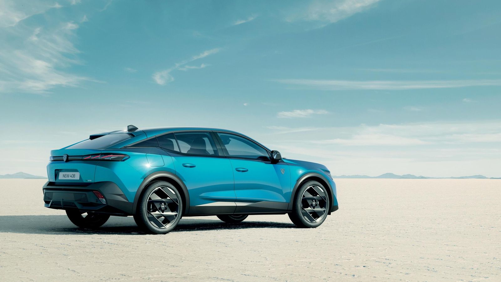 Especialmente visto desde atrás, con el parachoques negro que da continuidad a los pasos de ruedas y estribos, puede ser visto como un crossover, igual que su primo el Citroën C5 X de 4,81 m y la misma base..