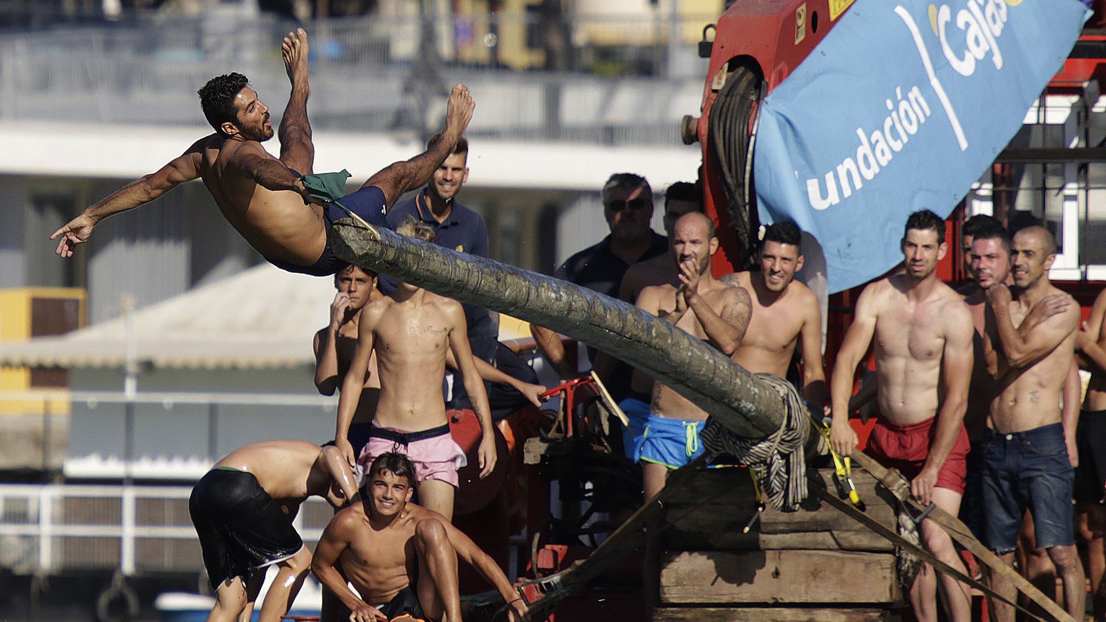 Ángel Mariscal Parrales alcanza el primer banderín de la tarde.