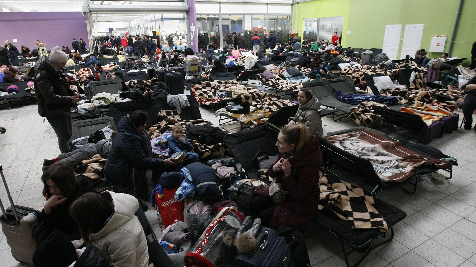 Refugiados ucranianos en un centro comercial en Polonia. Refugiados ucranianos en un centro comercial en Polonia.
