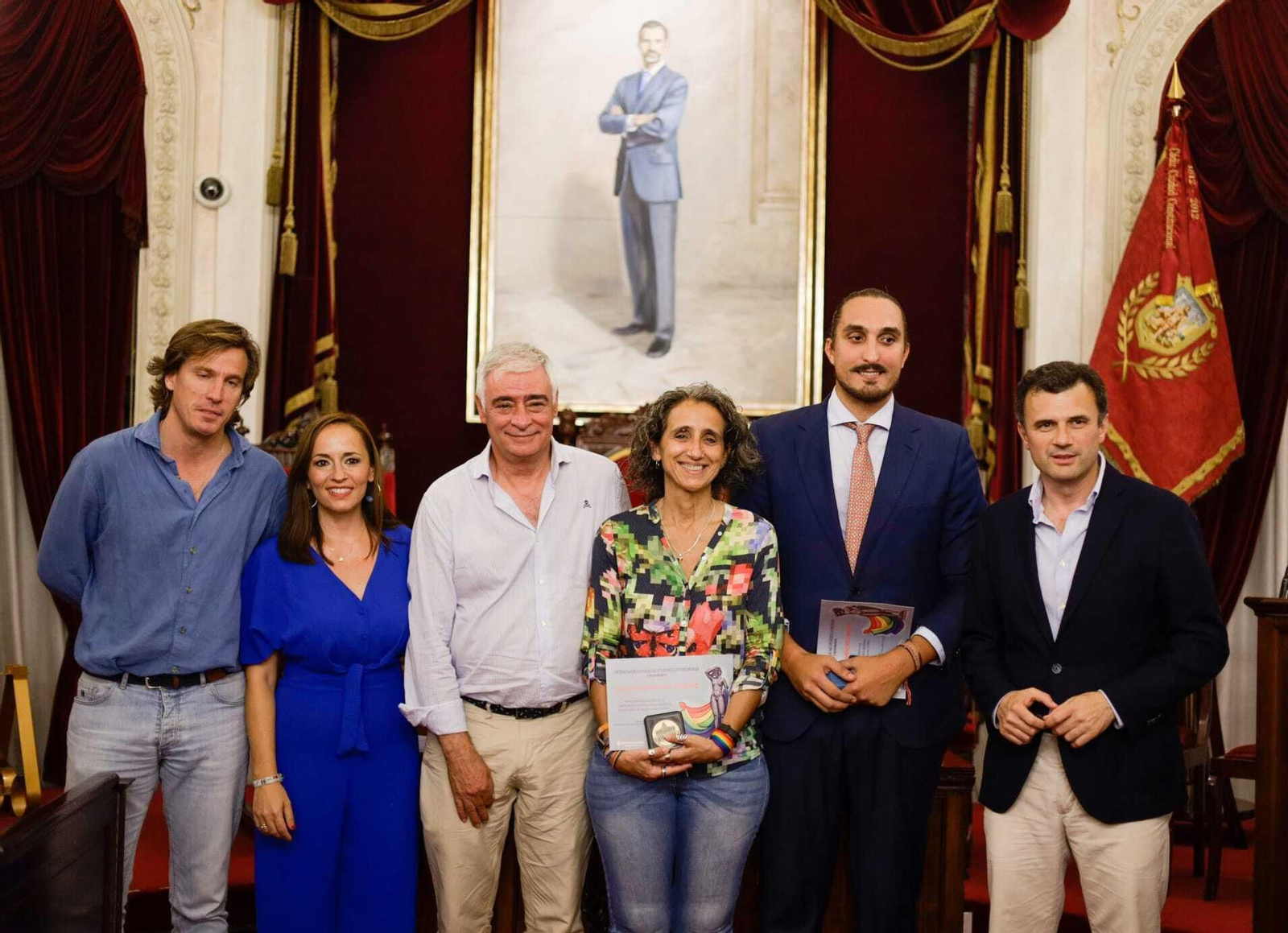 Los concejales Pablo Otero y Virginia Martín, los premiados Francisco Mena, Susana Domínguez y Jesús Domínguez Riscart, y el alcalde de Cádiz.