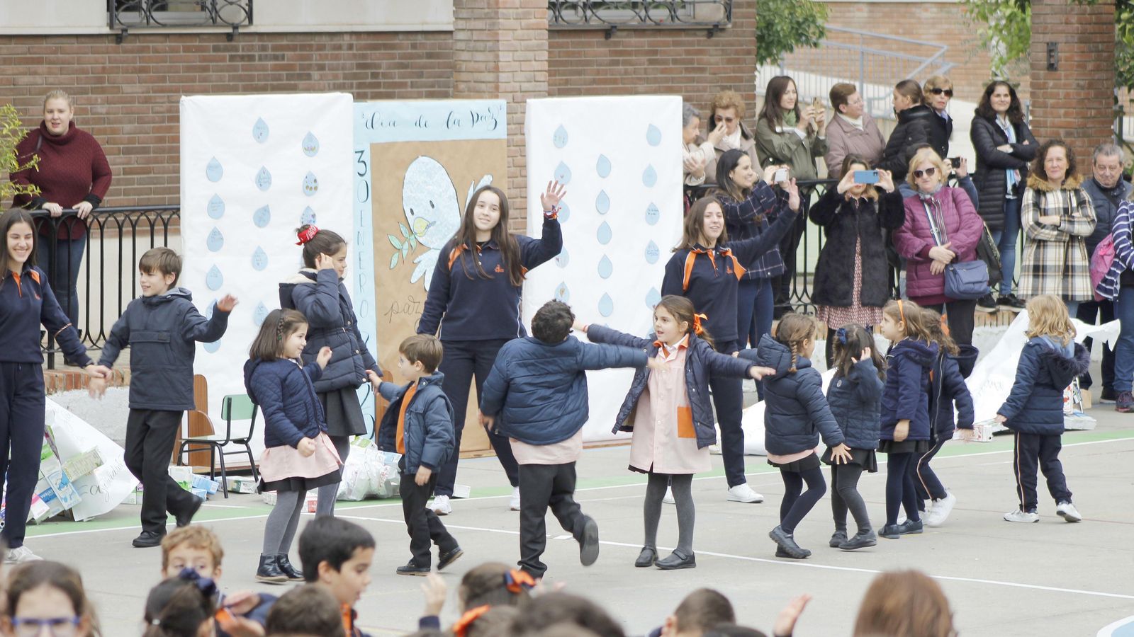 Alumnos del Colegio Divina Pastora realizan una coreografía.