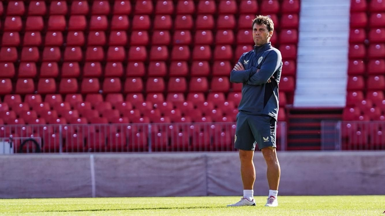 El técnico observa a los suyos en uno de los entrenos de la semana en el estadio.
