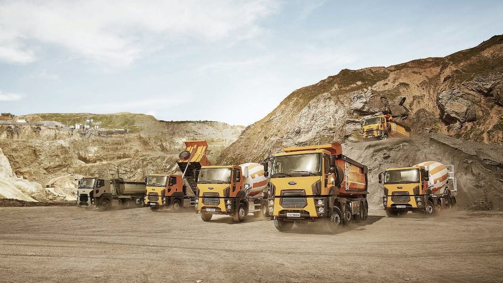 Los camiones importados por Ford Trucks son producidos por Ford Otosan e incluyen versiones 6x4 y 8x4 para el sector de la construcción.