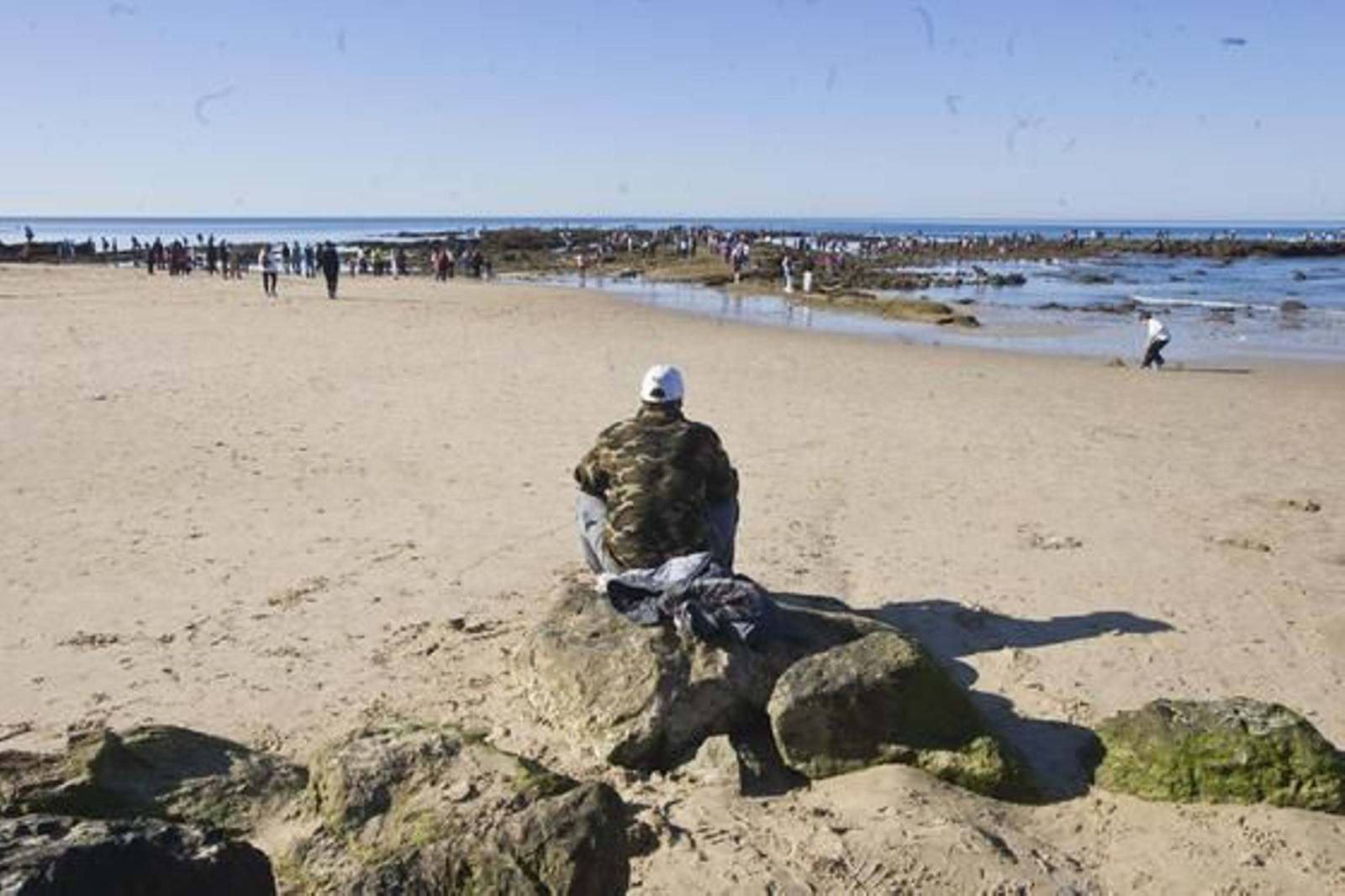 Desde primeras horas de la mañana, en la playa de la Caleta se han reunido miles de ciudadanos, dispuestos a disfrutar y fotografiar la marea del año./Julio González

Foto: Julio Gonz?z/Jes?ar?