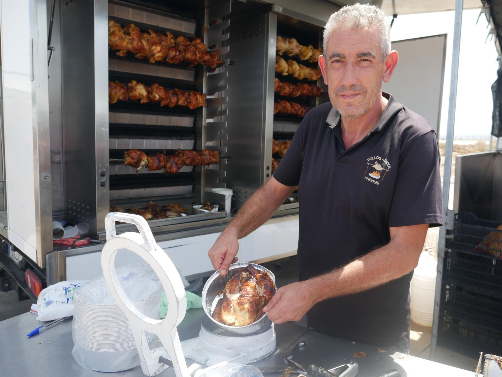 Así es la venta de pollos asados en los negocios ambulantes de Almería