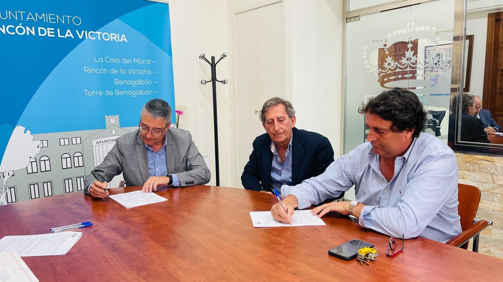 El alcalde de Rincón de la Victoria, Francisco Salado, durante la firma del acta de ocupación y pago de la parcela de Baluma Beach