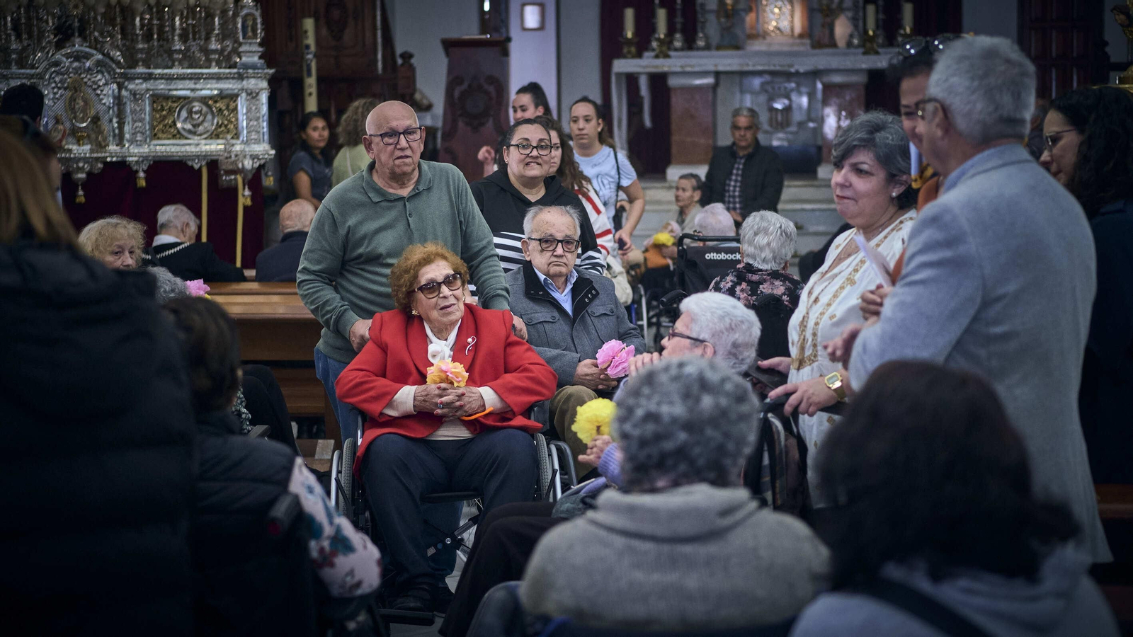Usuarios de la Residencia Fragela  durante la visita al Cristo de las Sietes Palabras