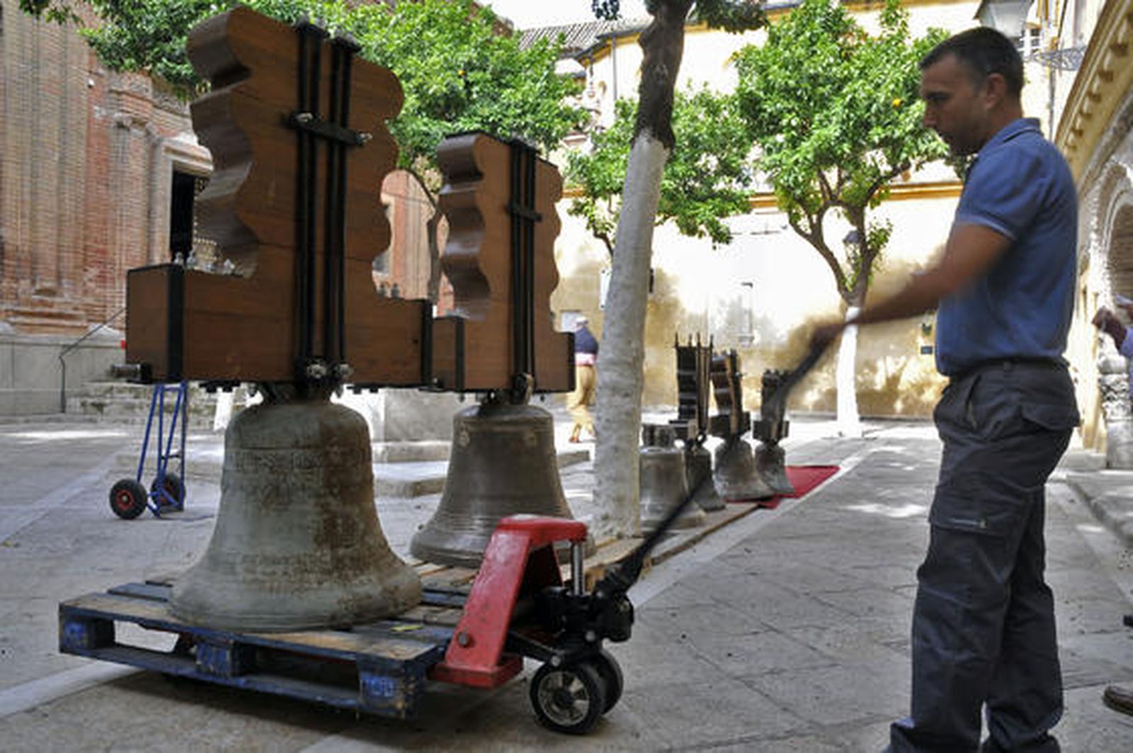 Las cuatro campanas de la espadaña de la basílica vuelven a lucir en todo su esplendor.

Foto: Juan Carlos Vázquez