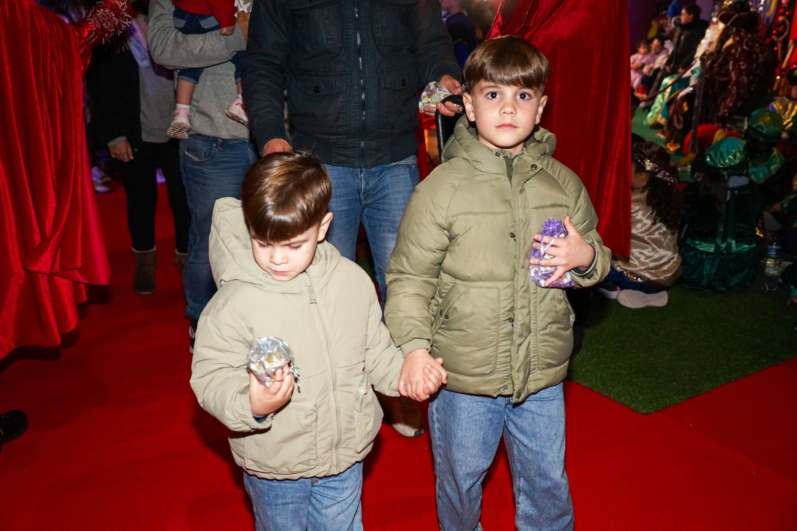 La lluvia no pudo con una ilusión desbordante en Vícar: la cabalgata estática, en imágenes