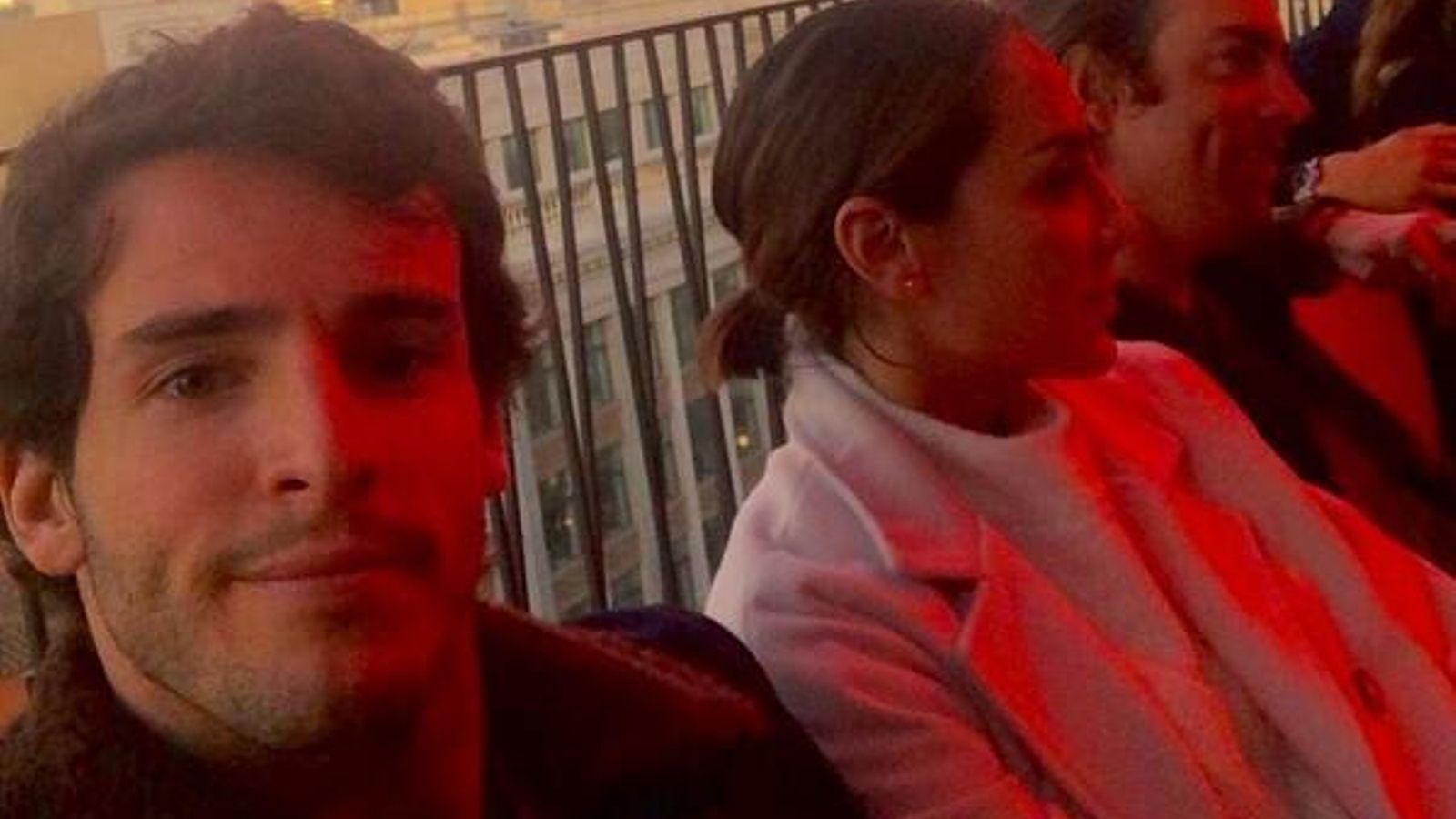 Tamara con Iñigo, en una cena con amigos.